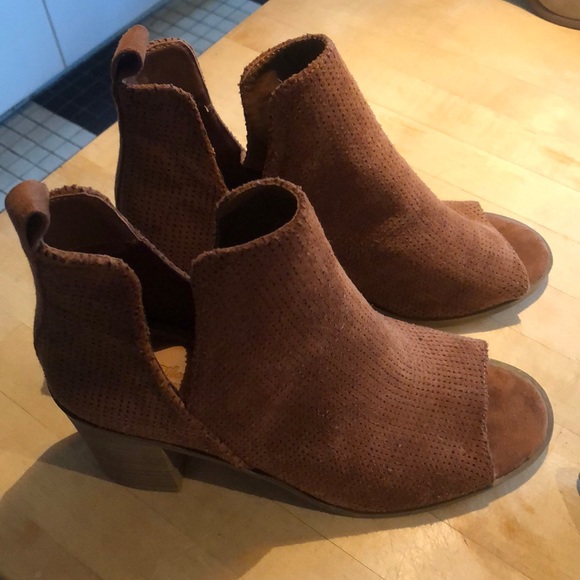 Universal Thread booties - Picture 1 of 5